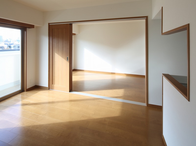 リビングから洋室を見る